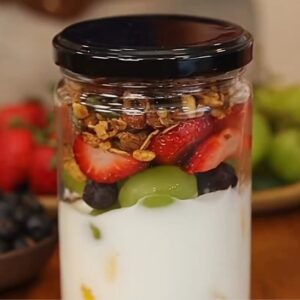 Pote De Iogurte Com Frutas E Granola